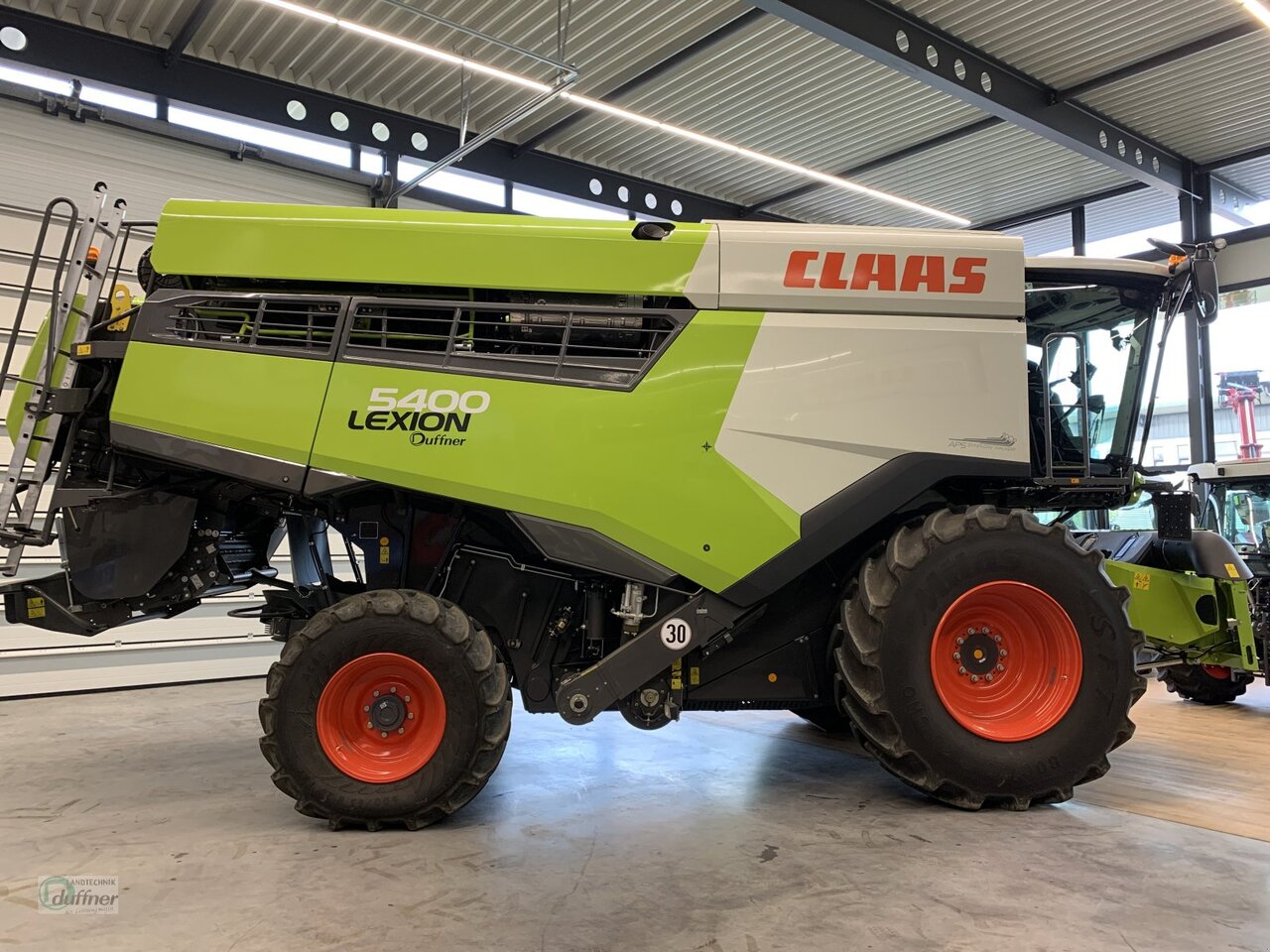 CLAAS Lexion 5400 - Combine harvester: picture 1