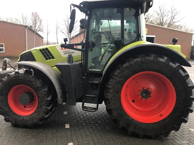 Farm tractor Claas 660 Arion: picture 7