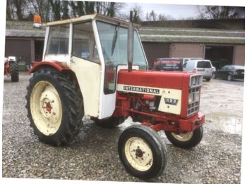 International 453 - Farm tractor