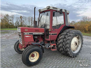International 685 2wd - Farm tractor: picture 1