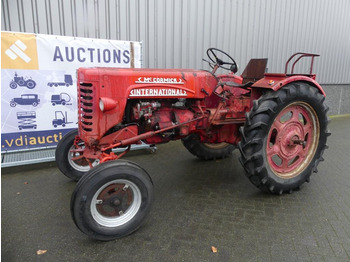 International F265D - Farm tractor: picture 1