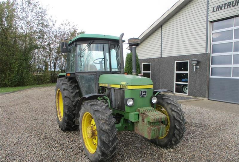 Farm tractor John Deere 2850 Med nye bagdæk på og orginale 50kgs frontvægt: picture 12