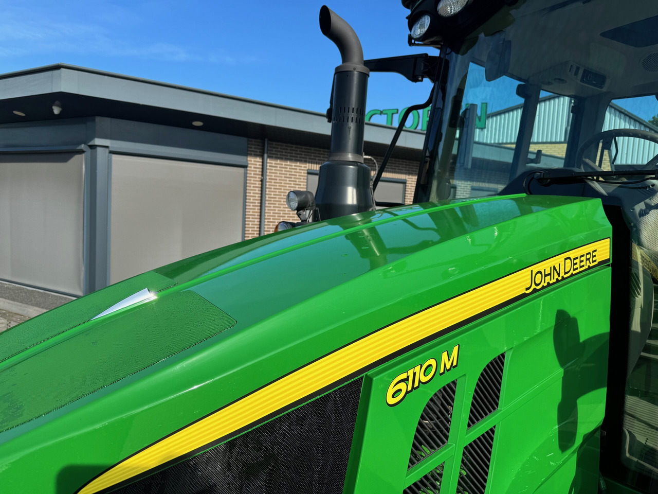 Farm tractor John Deere 6110M: picture 6
