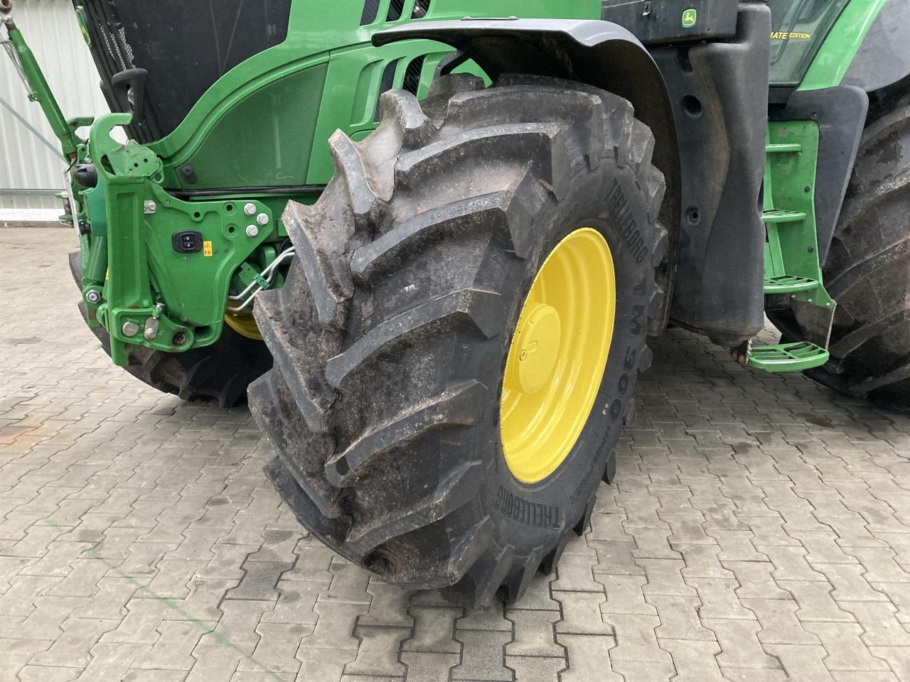 John Deere 6215R - Farm tractor: picture 2
