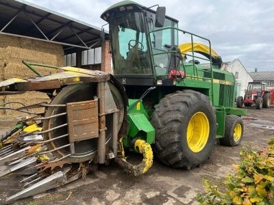 John Deere 6810 - Forage harvester: picture 1