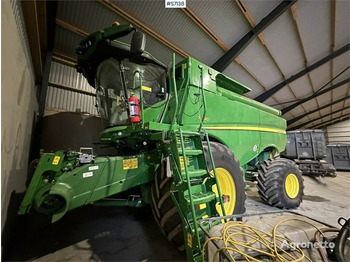 John Deere S790 Harvester - Combine harvester: picture 1