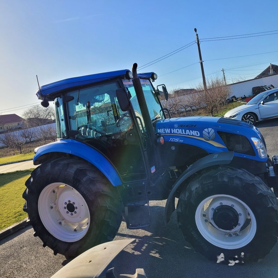 New Holland TD 5.95 - Farm tractor: picture 2