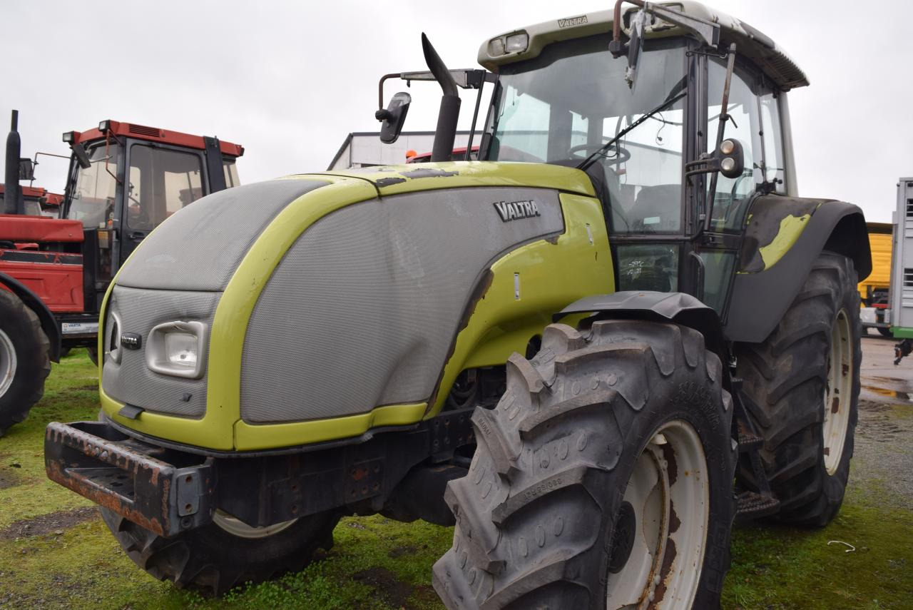 Farm tractor Valtra T120: picture 3