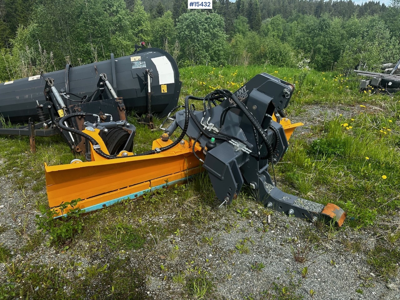 Gigant GB-305 - Snow plough for Construction machinery: picture 1