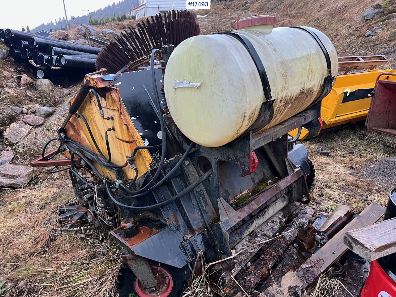 Kost med vanntank til hjullaster - Broom for Construction machinery: picture 1