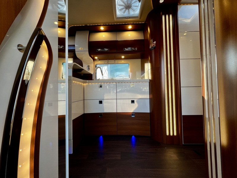 Carthago Liner-for-two  I 53 - Integrated motorhome: picture 2