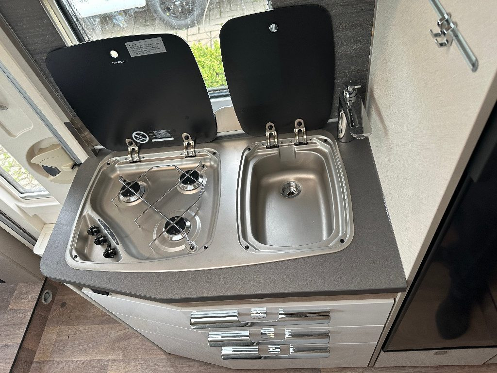 HYMER-ERIBA EXIS I 580 PURE - CHIAVI IN MANO - Integrated motorhome: picture 5