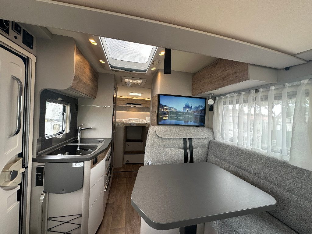 HYMER-ERIBA EXIS I 580 PURE - CHIAVI IN MANO - Integrated motorhome: picture 2