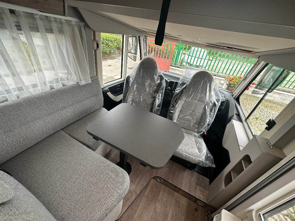 HYMER-ERIBA EXIS I 580 PURE - CHIAVI IN MANO - Integrated motorhome: picture 3