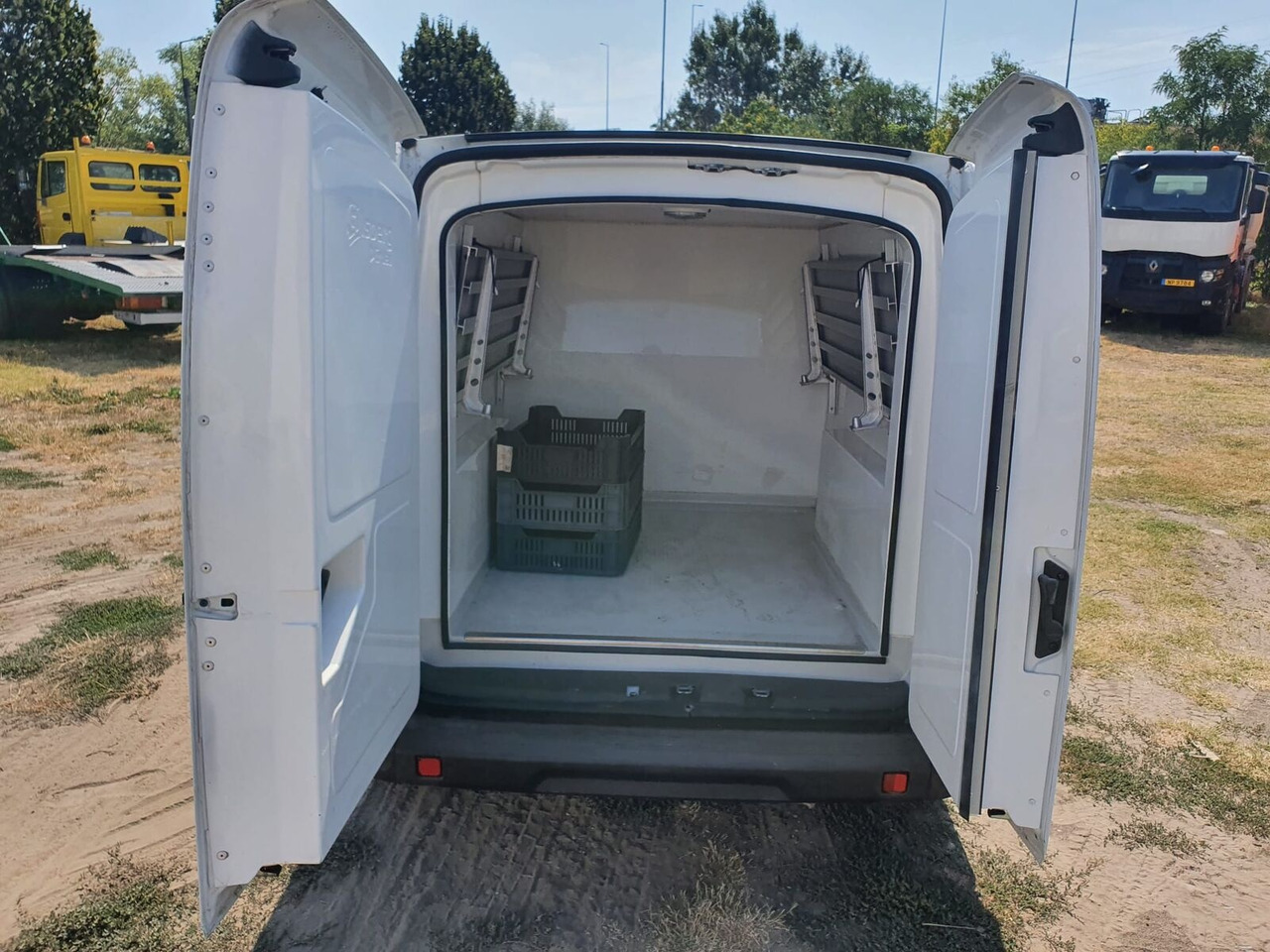 Refrigerated van FIAT Doblo 1.3 JTD Isotherm Van - 3,5t: picture 9