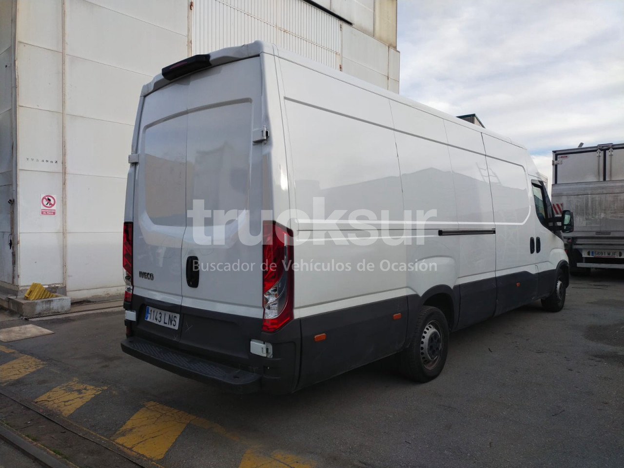 IVECO DAILY 35S16 - Box van: picture 3