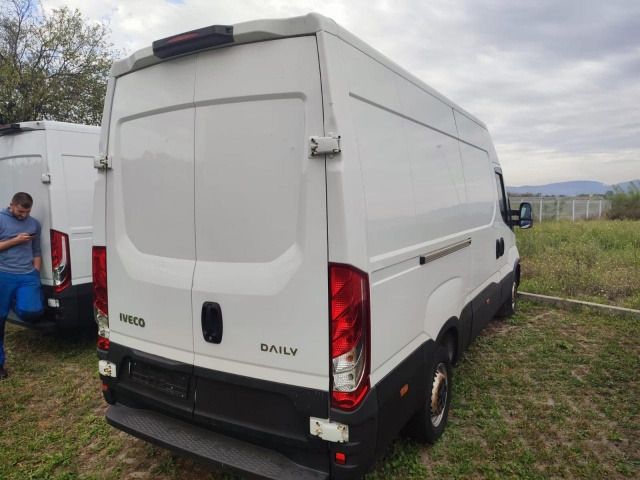 IVECO Daily 35S16V - Passenger van: picture 3