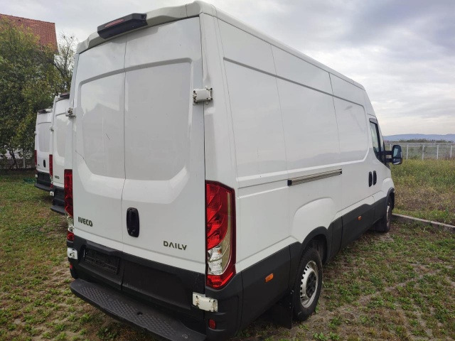 IVECO Daily 35S16V - Passenger van: picture 3