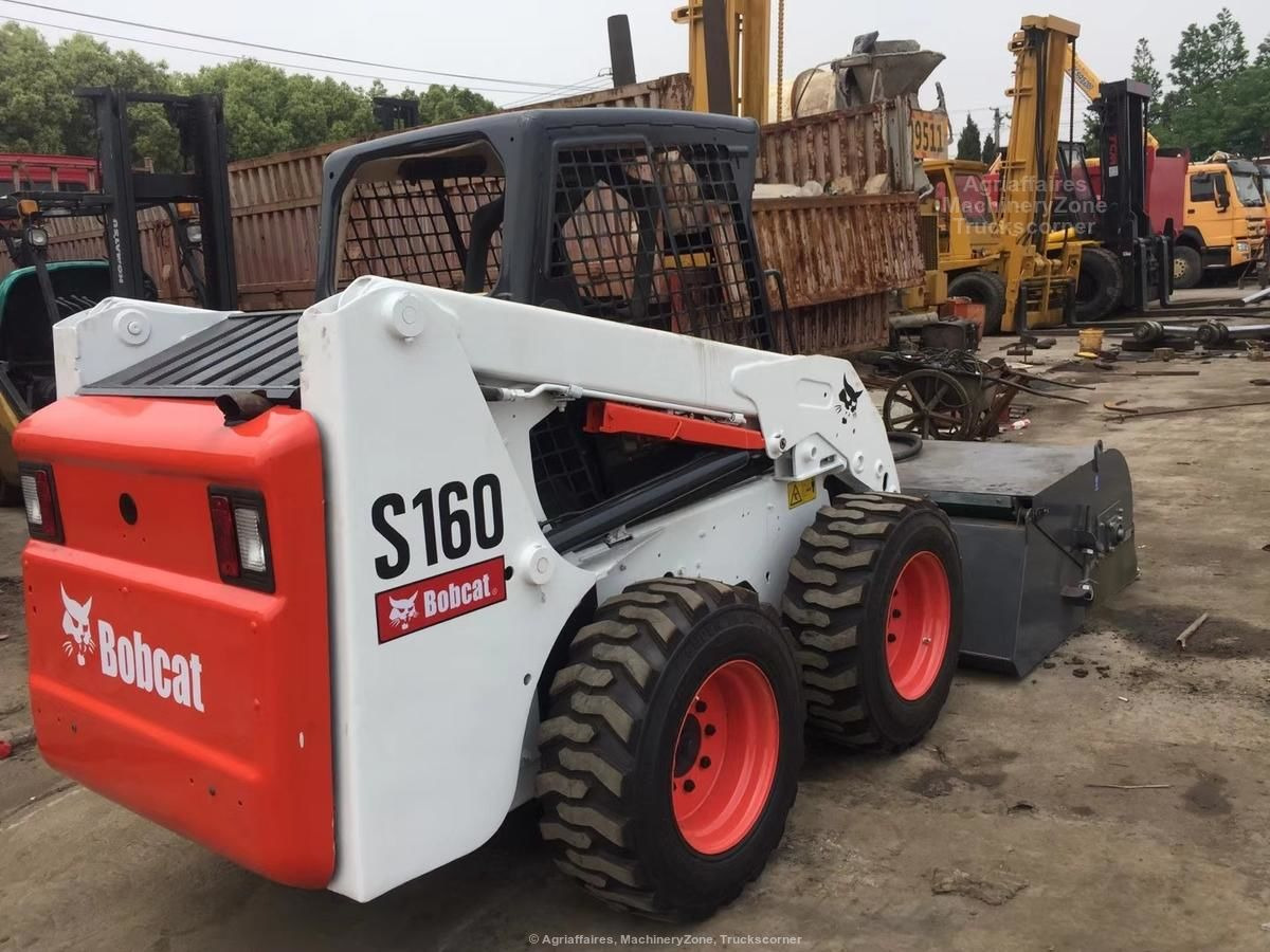 Bobcat S160 - Skid steer loader: picture 1