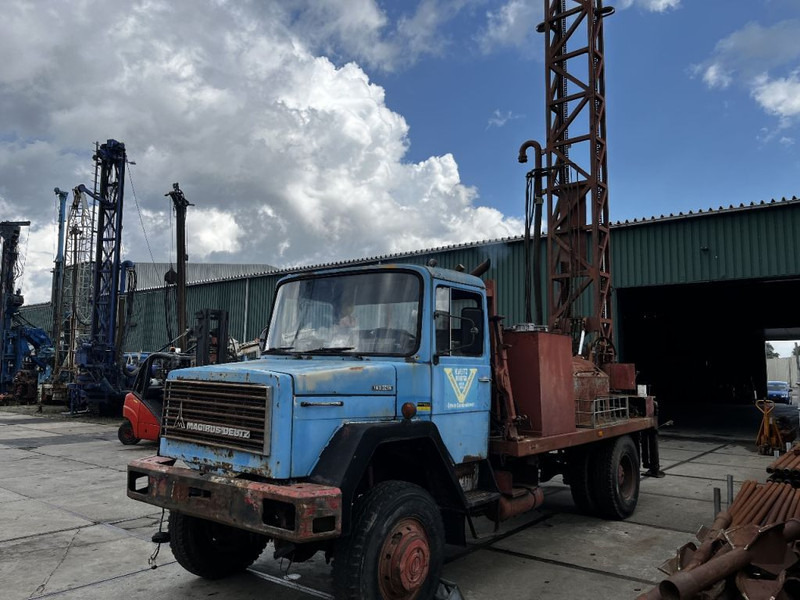 Bomag Iveco magirus met Bomag boor installatie - Drilling rig: picture 1