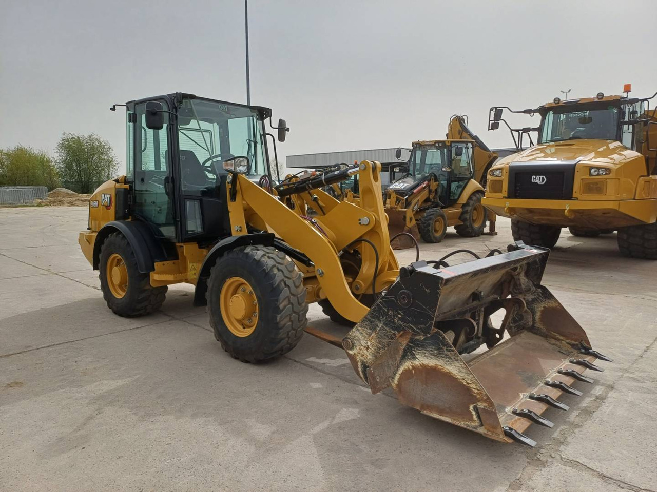 Wheel loader CAT 906M: picture 2