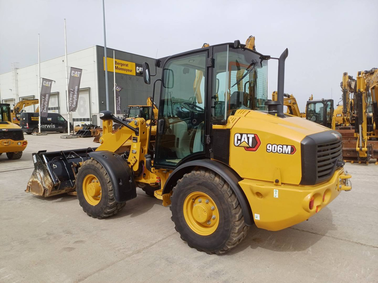 Wheel loader CAT 906M: picture 4