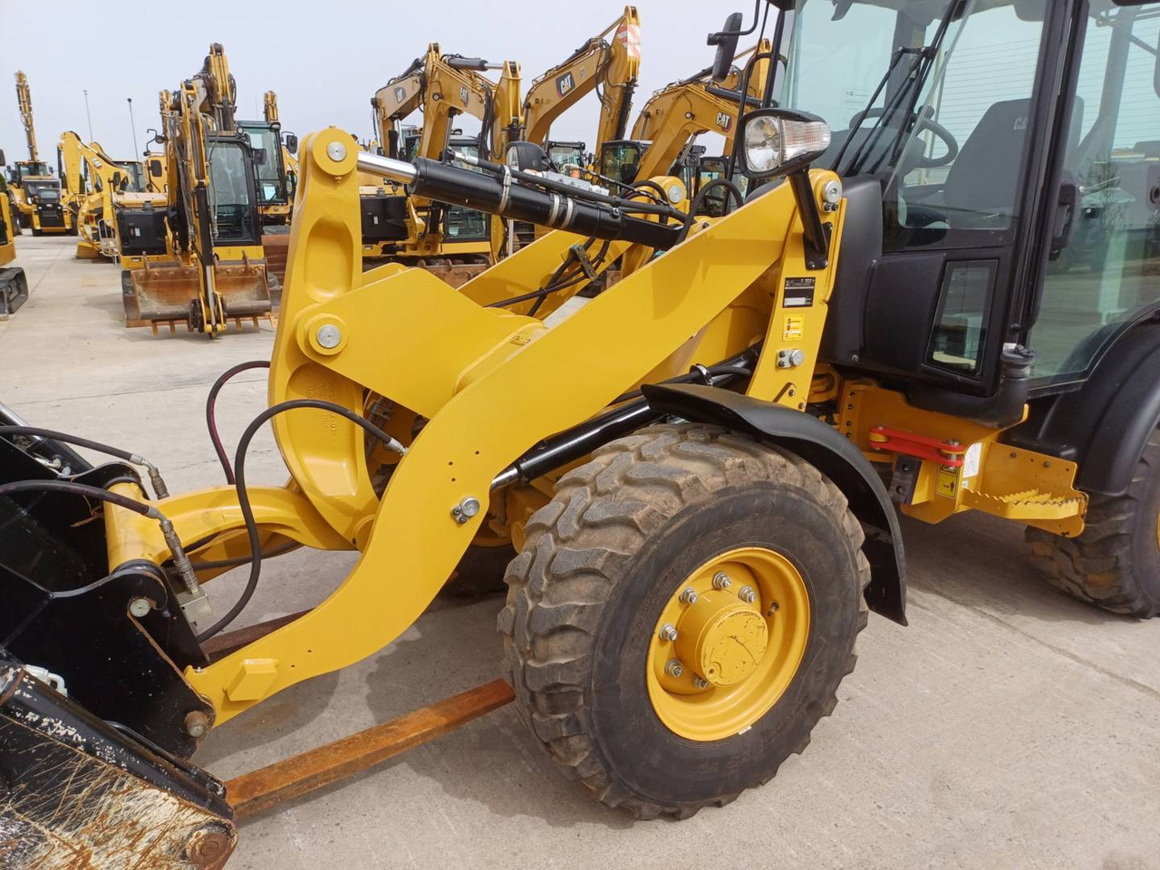 Wheel loader CAT 906M: picture 14