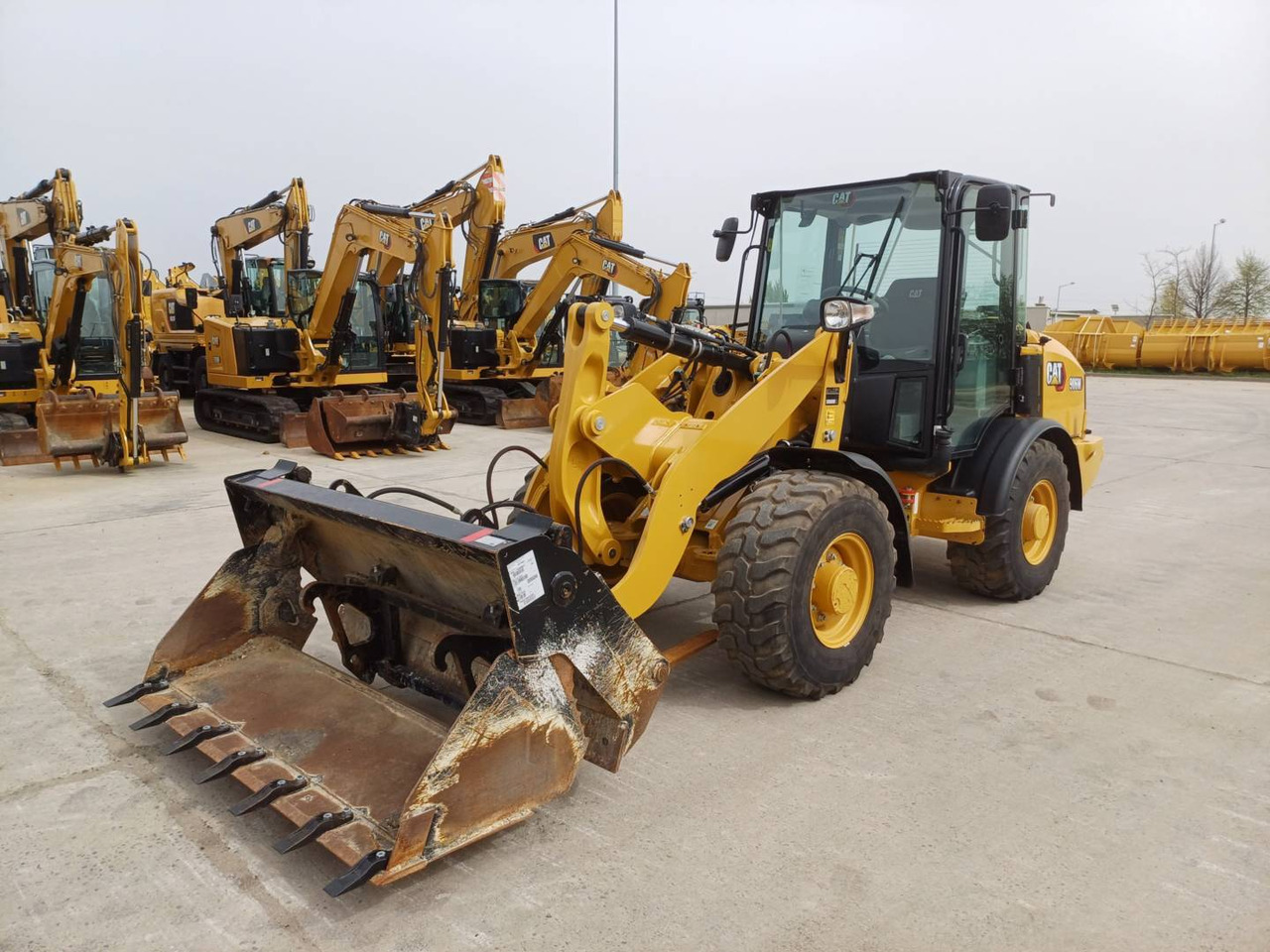 Wheel loader CAT 906M: picture 11