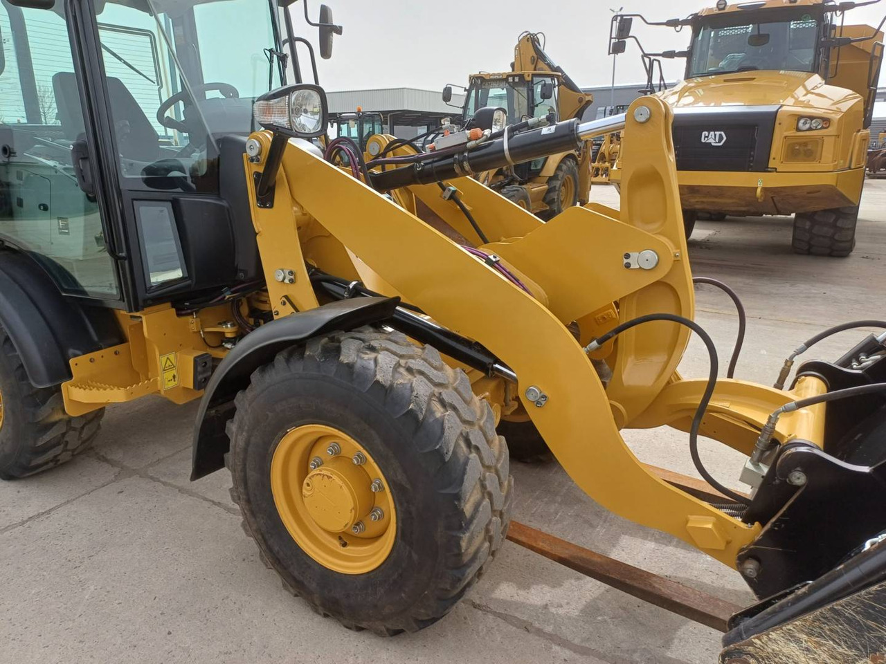 Wheel loader CAT 906M: picture 15