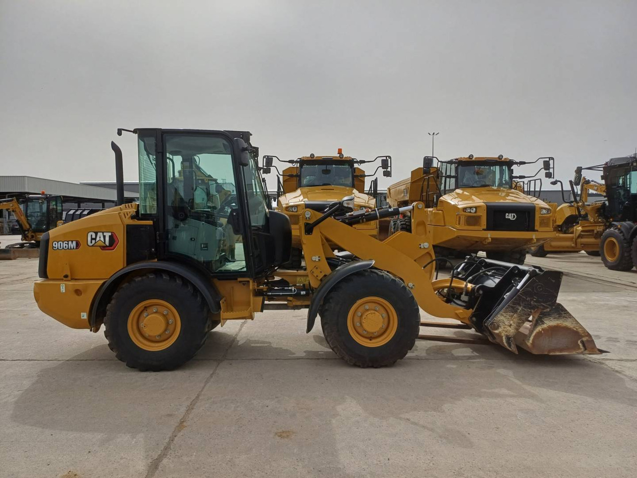 Wheel loader CAT 906M: picture 13