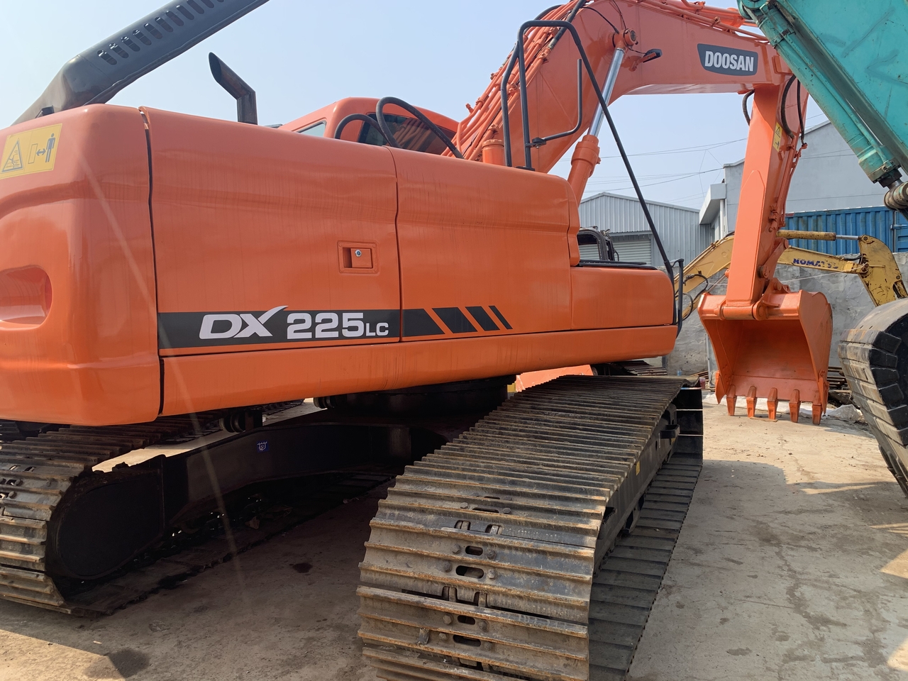DOOSAN DX225LC - Crawler excavator: picture 2