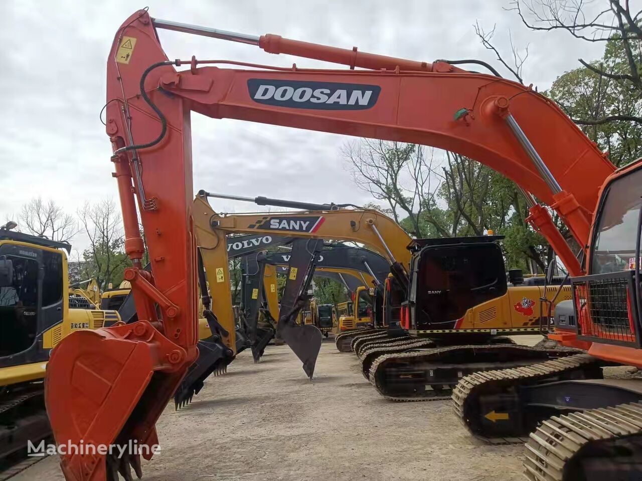 Doosan DX300 - Crawler excavator: picture 2