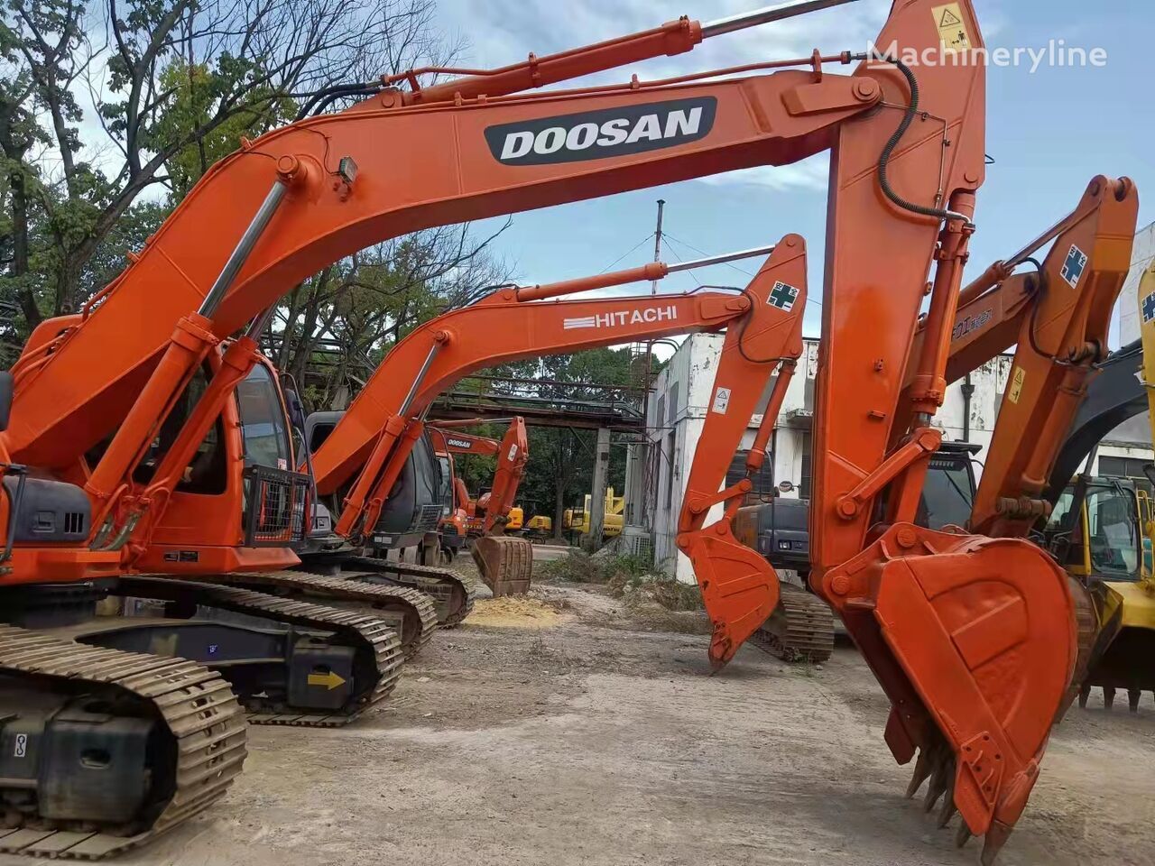 Doosan DX300 - Crawler excavator: picture 1