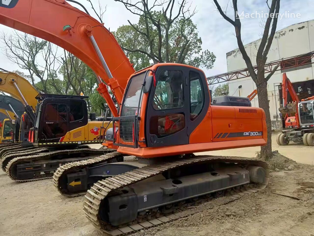 Doosan DX300 - Crawler excavator: picture 3