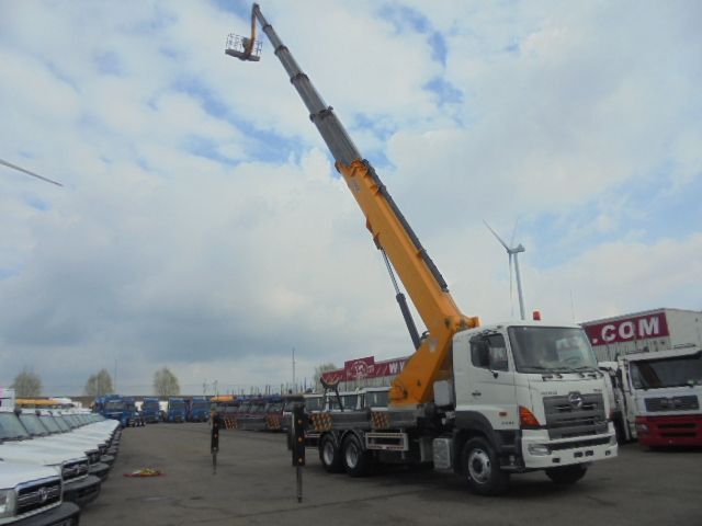 Truck mounted aerial platform Hino 700 6X4: picture 3