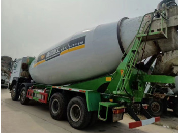 Concrete mixer truck Howo: picture 2