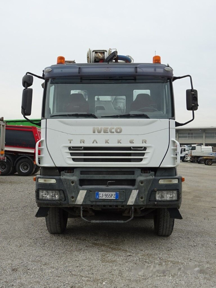 IVECO TRAKKER 440 - Concrete pump truck: picture 5