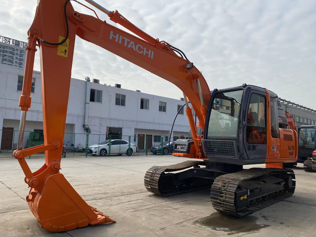 Crawler excavator Original 2022 year made in Korea HITACHI ZX130 Korea brand in good condition with hammer crusher: picture 7