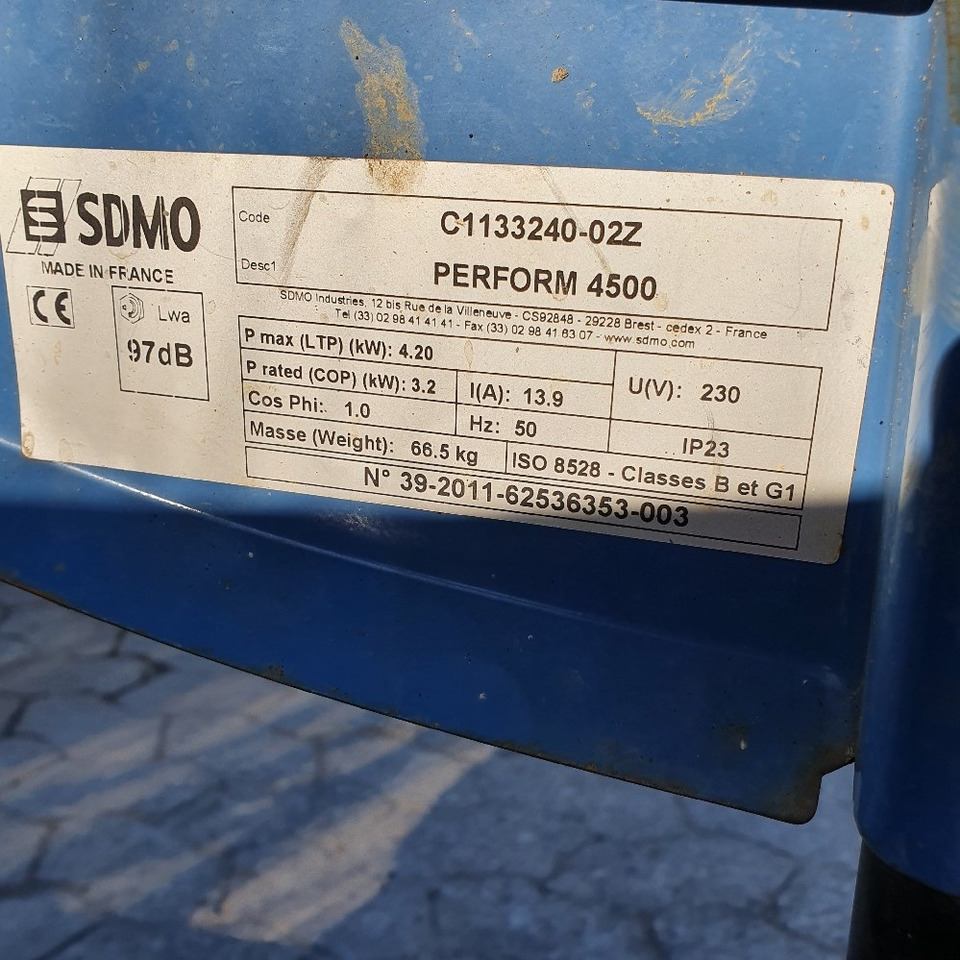 SDMO 4500 - Generator set: picture 3