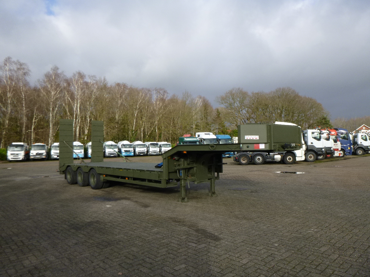 Broshuis 3-axle semi-lowbed trailer E-2130 / 73 t + ramps - Low loader semi-trailer: picture 2