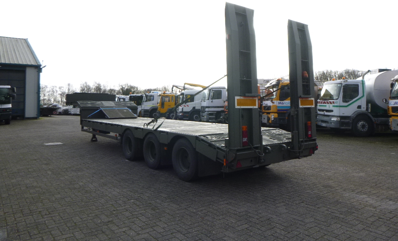 Broshuis 3-axle semi-lowbed trailer E-2130 / 73 t + ramps - Low loader semi-trailer: picture 4
