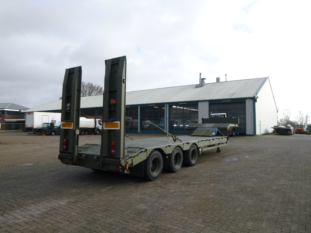 Broshuis 3-axle semi-lowbed trailer E-2130 / 73 t + ramps - Low loader semi-trailer: picture 3