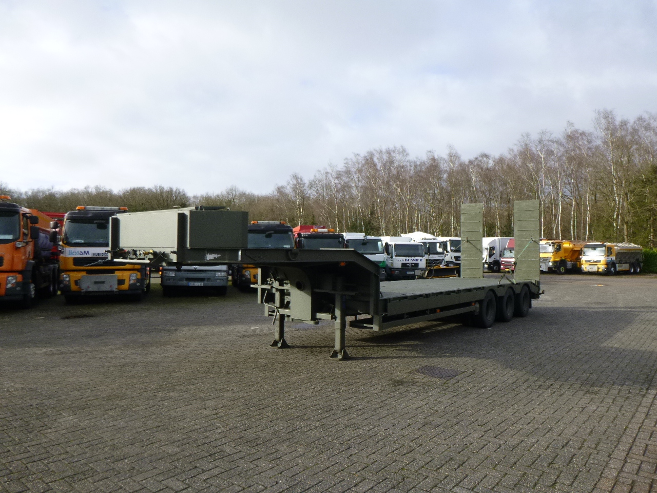 Broshuis 3-axle semi-lowbed trailer E-2130 / 73 t + ramps - Low loader semi-trailer: picture 1