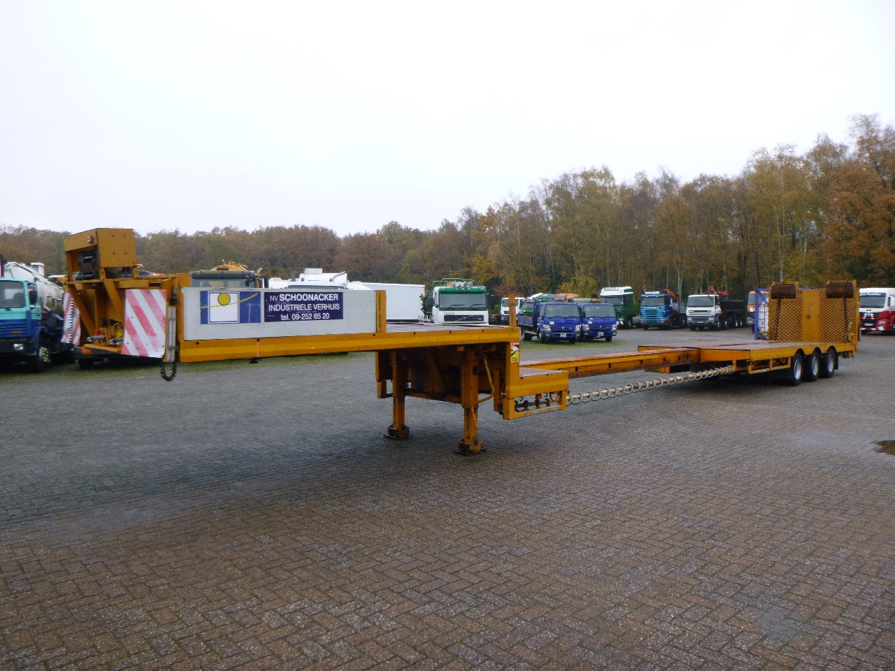 Broshuis 3-axle semi-lowbed trailer E-2190-24 / 47.5 T ext. 15.2m - Low loader semi-trailer: picture 1