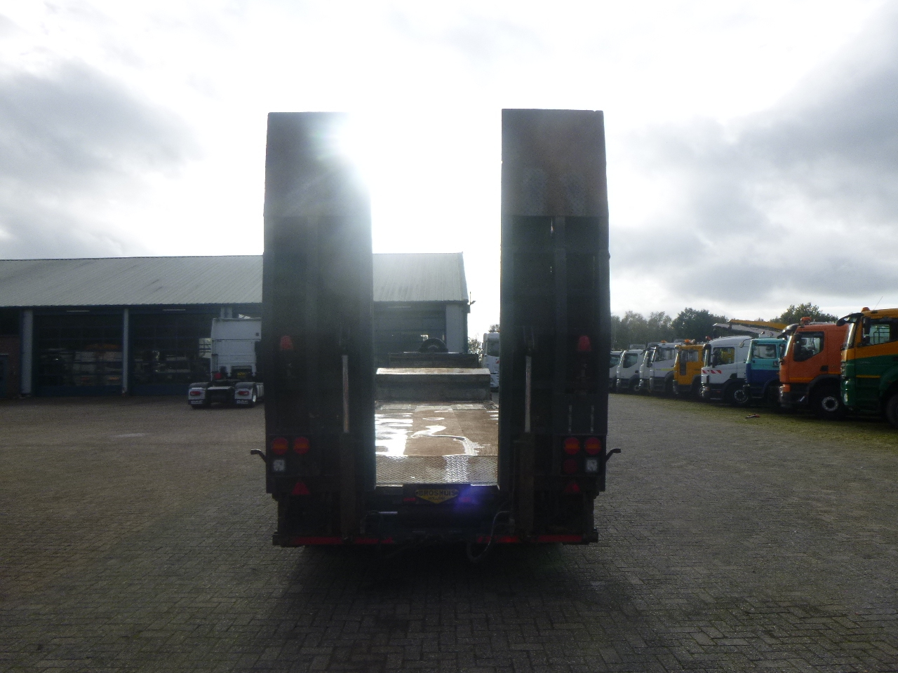 Broshuis 4-axle semi-lowbed trailer 71t + ramps + extendable - Low loader semi-trailer: picture 5