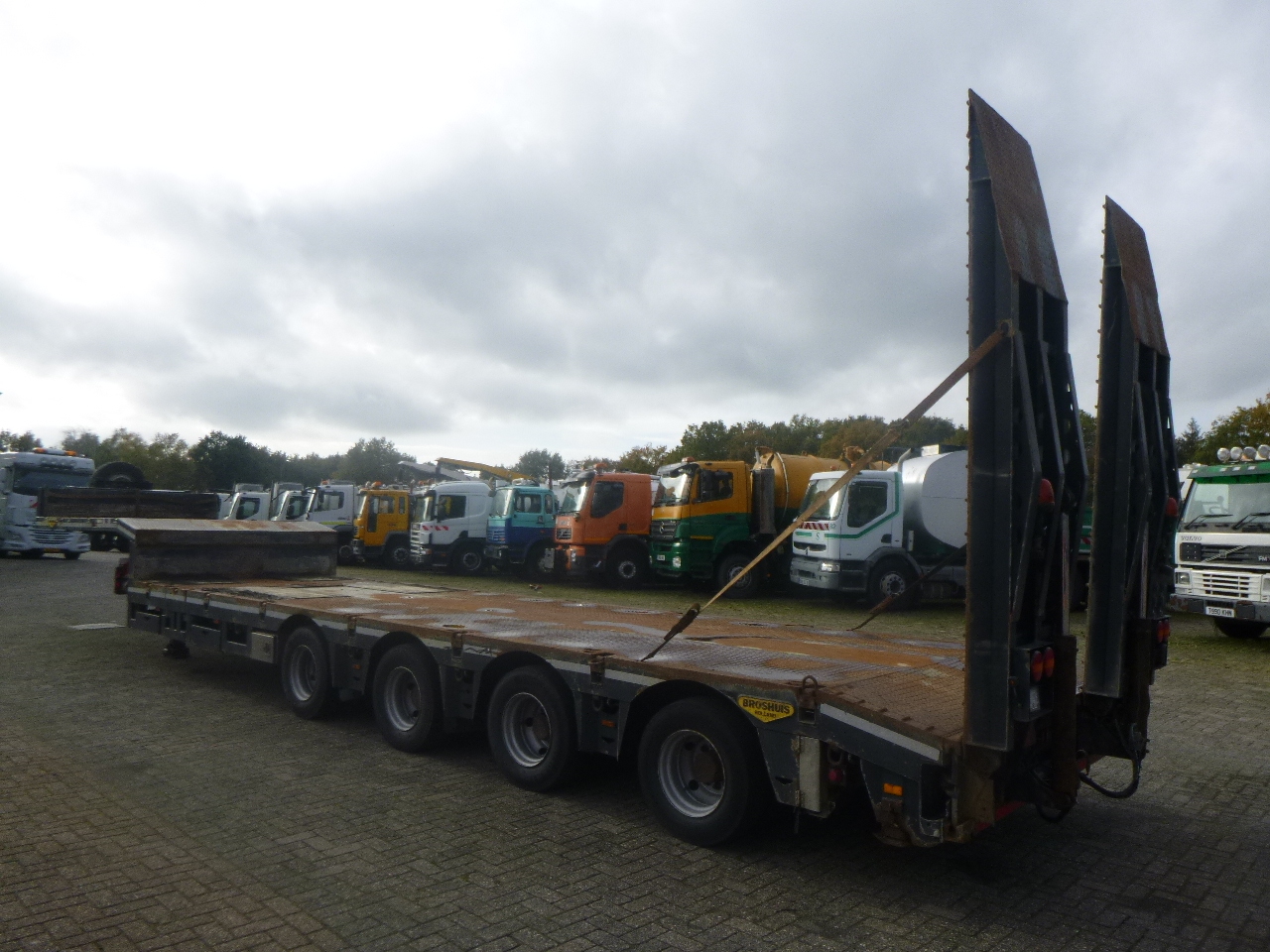 Broshuis 4-axle semi-lowbed trailer 71t + ramps + extendable - Low loader semi-trailer: picture 3