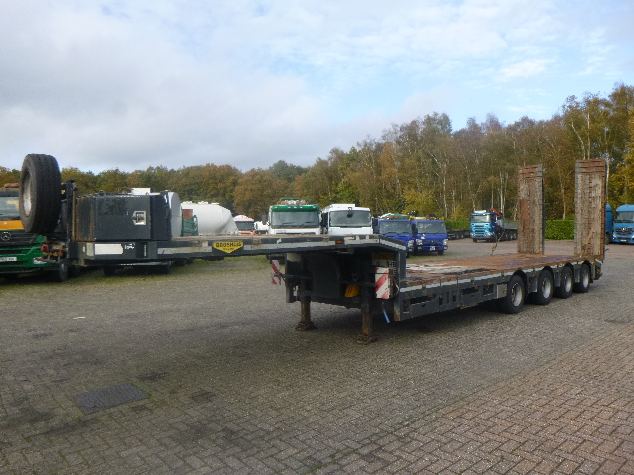 Broshuis 4-axle semi-lowbed trailer 71t + ramps + extendable - Low loader semi-trailer: picture 1