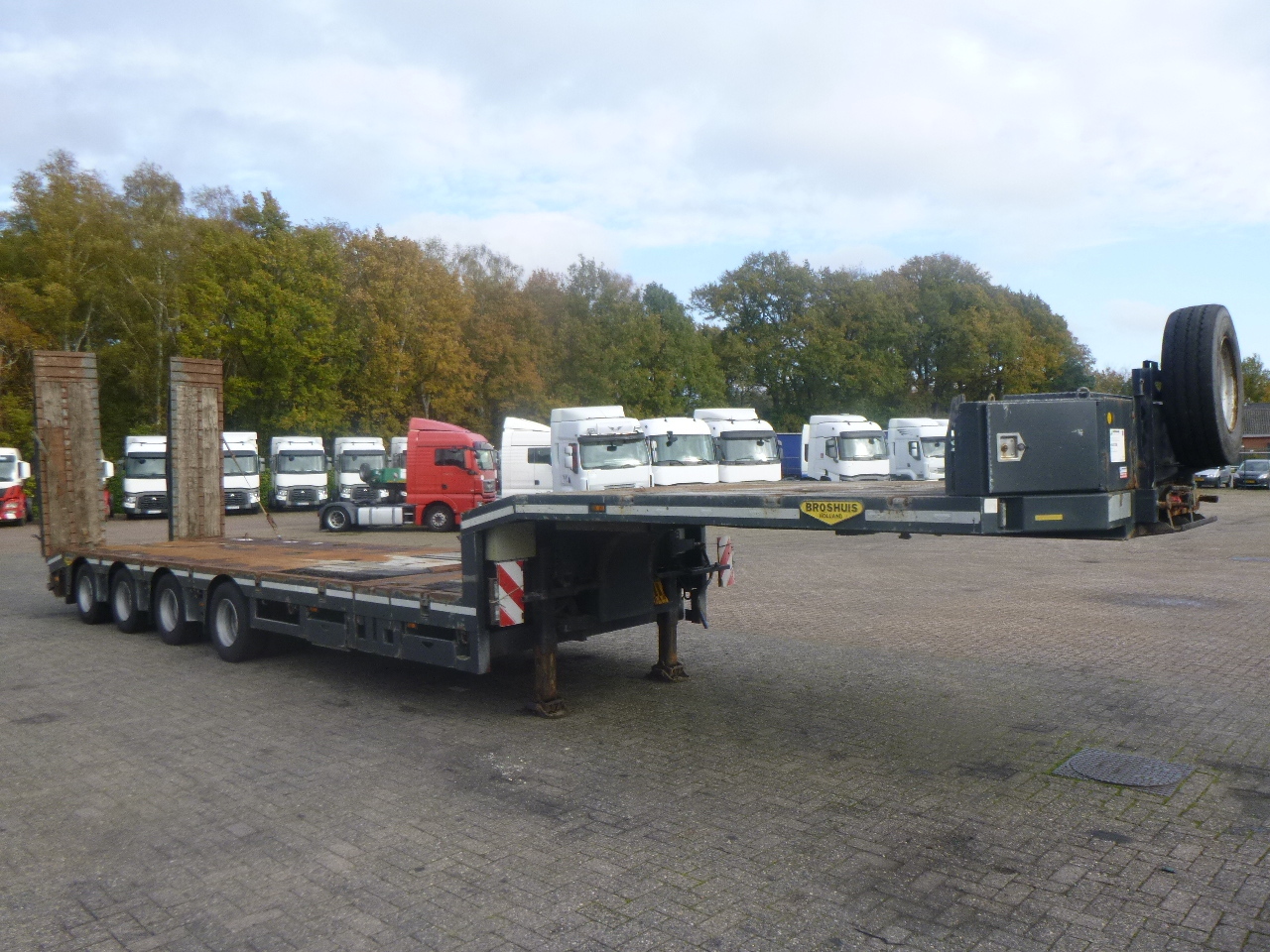 Broshuis 4-axle semi-lowbed trailer 71t + ramps + extendable - Low loader semi-trailer: picture 2