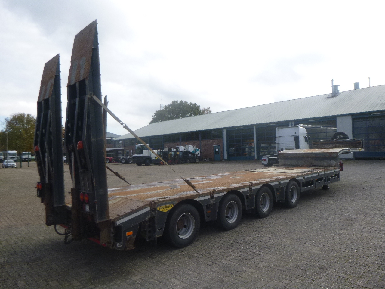 Broshuis 4-axle semi-lowbed trailer 71t + ramps + extendable - Low loader semi-trailer: picture 4