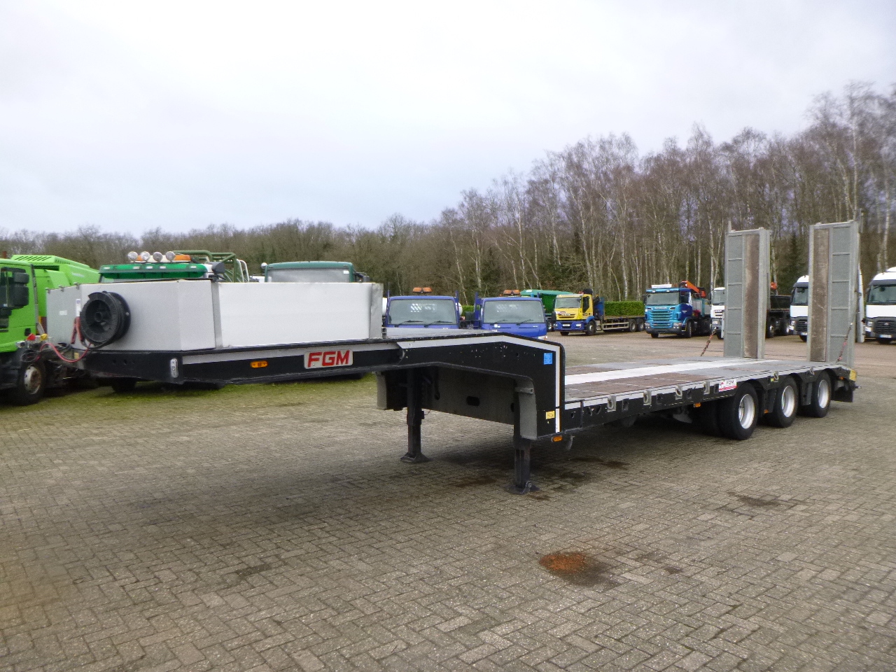 FGM 3-axle semi-lowbed trailer 49T + ramps - Low loader semi-trailer: picture 1